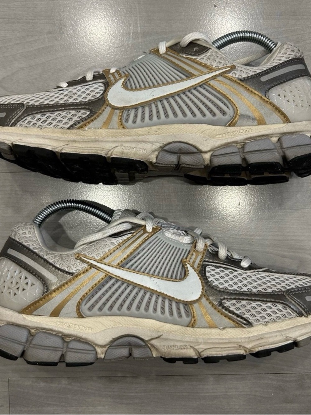 Nike Air Zoom Vomero 5 Sneakers Men's Size 8.5 Metallic Pewter Gold HJ7247-099